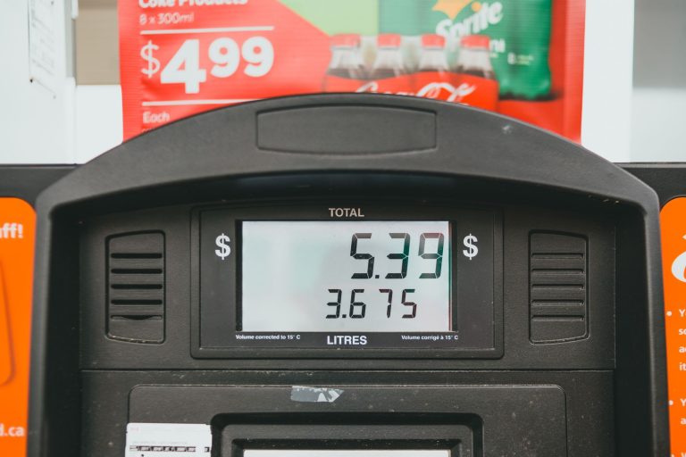 Olieprisen er faldet – men bilister betaler stadig 2 kroner mere per liter